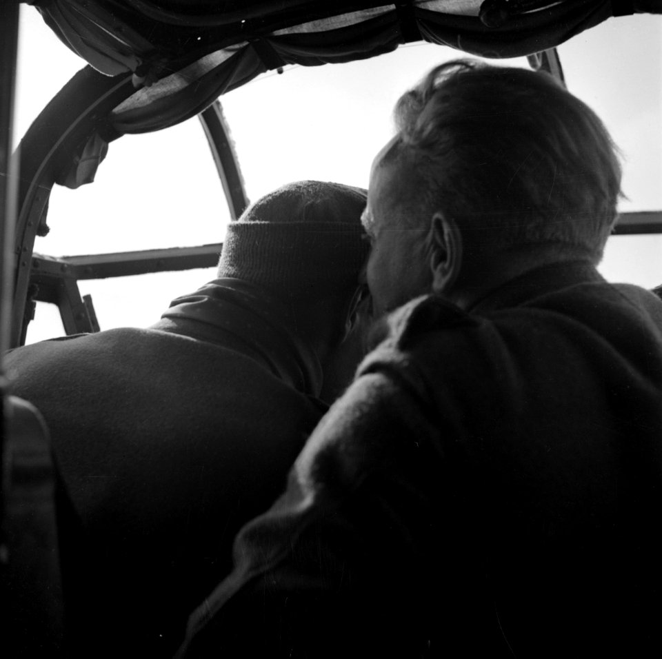 Prins Bernhard en een co-piloot in de cockpit van een vliegtuig, Bestanddeelnr 255-8003