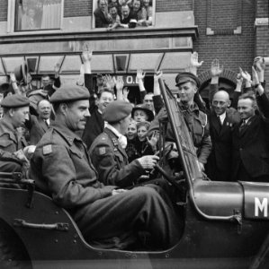 Prins Bernhard achter het stuur van zijn jeep, Bestanddeelnr 900-2562