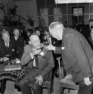 Prins Bernhard bezoek gebracht aan het Bankiershuis Lentjes en Drossaerts in Den, Bestanddeelnr 916-5016
