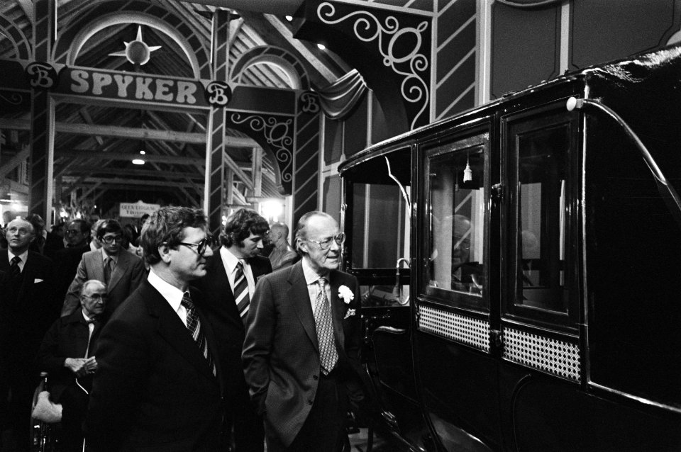 Prins Bernhard en minister Tjerk Westerterp (Verkeer) bij een van de geëxposeerd, Bestanddeelnr 929-1081