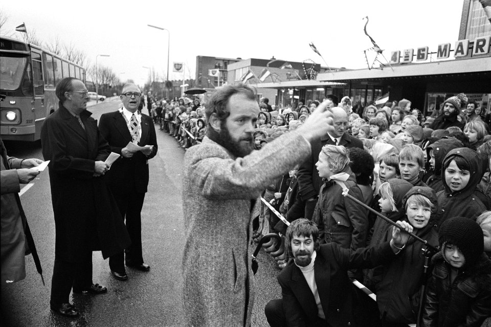 Prins Bernhard bezoekt gemeente Waddinxveen Prins Bernhard bij winkelcentrum L, Bestanddeelnr 927-6072