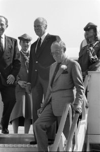 Prins Bernhard en Erik Hazelhoff Roelfzema op de vliegtuigtrap tussen twee stewa, Bestanddeelnr 934-4509