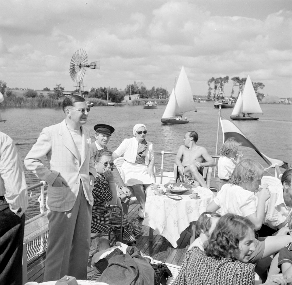 Prins Bernhard, prinses Juliana en hun dochters en anderen op het achterdek van , Bestanddeelnr 255-7447