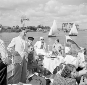 Prins Bernhard, prinses Juliana en hun dochters en anderen op het achterdek van , Bestanddeelnr 255-7447