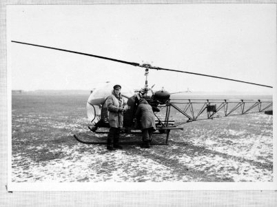 Prins Bernhard bij een helicopter tijdens Watersnood 1953, Bestanddeelnr 255-7345