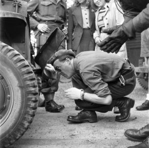 Prins Bernhard bij zijn jeep na een aanrijding, Bestanddeelnr 900-2858