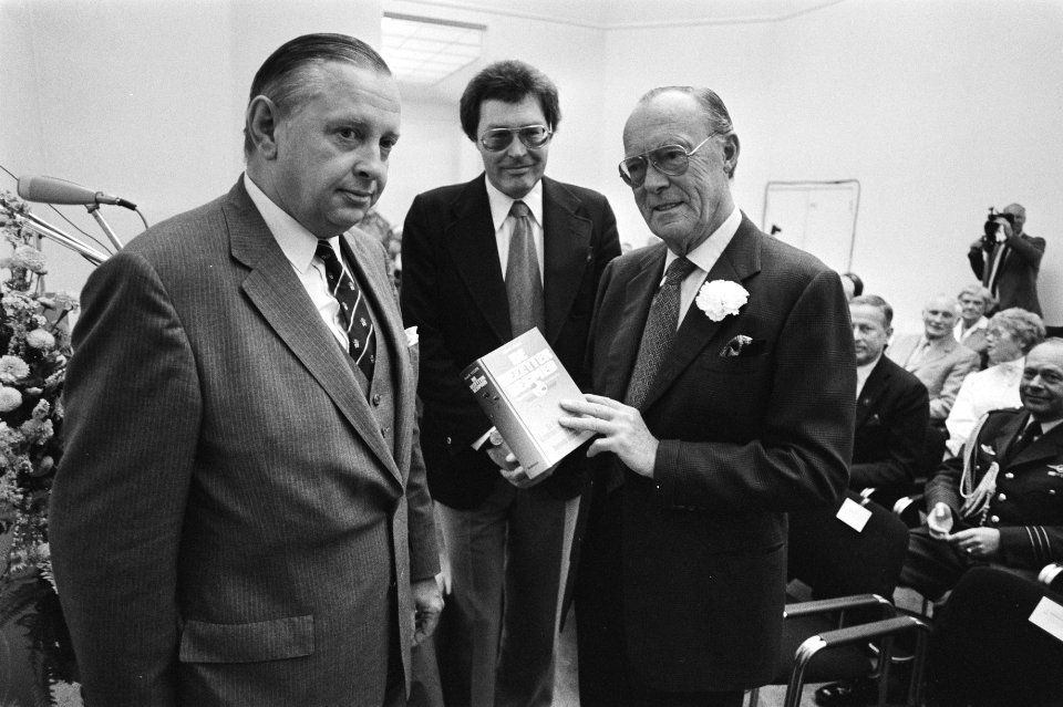 Prins Bernhard (r) en auteur Frans Visser (m), Bestanddeelnr 932-7380