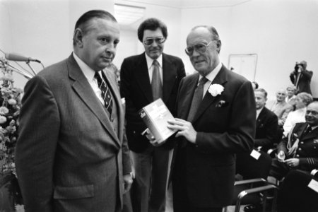 Prins Bernhard (r) en auteur Frans Visser (m), Bestanddeelnr 932-7380