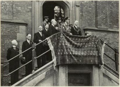 Prins Bernhard en Burgemeester Reinalda op het bordes van het stadhuis