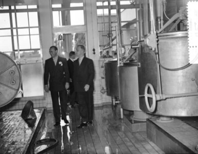 Prins Bernhard bezoekt industriegebied Etten Leur , Coop. Zuivelfabriek De Hoop, Bestanddeelnr 907-3667