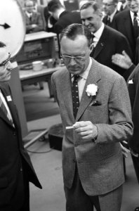 Prins Bernhard opent complex van PIT in Eindhoven. Prins tijdens rondgang, Bestanddeelnr 913-4358