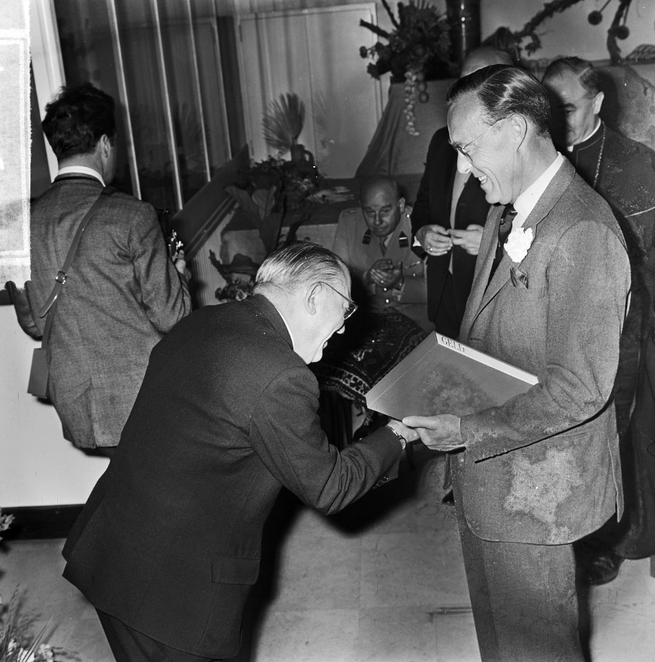 Prins Bernhard bezoek gebracht aan het Bankiershuis Lentjes en Drossaerts in Den, Bestanddeelnr 916-5017