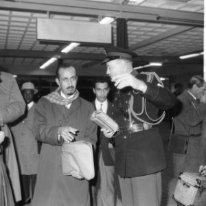 Prins Addulah Ben Mohammed al Saoed op Schiphol. Een marechaussee houdt een bund, Bestanddeelnr 913-1629