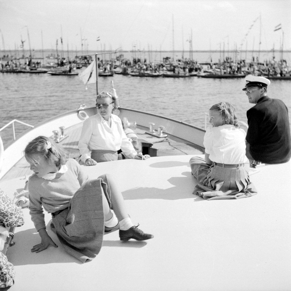 Prins Bernhard en de prinsessen Juliana, Beatrix en Irene aan dek, Bestanddeelnr 255-7607