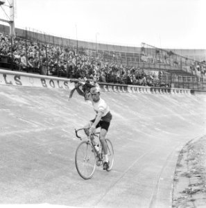 Prins Bernhard bij finish ronde van Nederland, Jo de Ro rijdt ererondje, Bestanddeelnr 917-7792