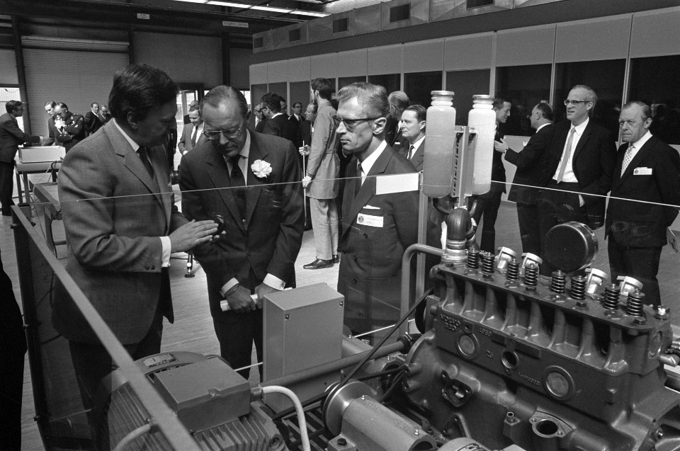 Prins Bernhard en prins Bert van Zweden tijdens rondleiding, Bestanddeelnr 925-5426