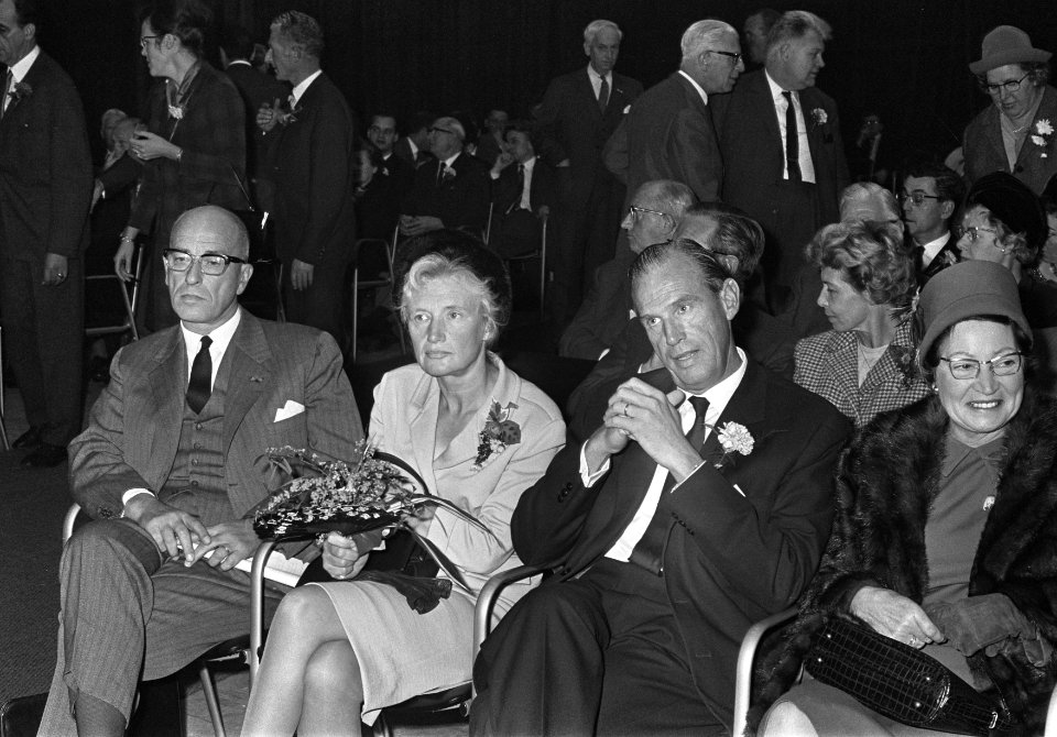 Prins Bernhard en koningin Wilhelmina bevinden zich onder de aanwezigen, Bestanddeelnr 919-7709