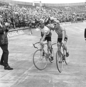 Prins Bernhard bij finish ronde van Nederland, Jo de Ro en Jan Janssen, Bestanddeelnr 917-7787