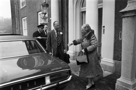 Prins Bernhard en koningin Juliana met hondje Sarah bij aankomst, Bestanddeelnr 929-0886