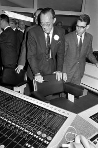 Prins Bernhard opende nieuwe NTS studio. De prins bij schakelpaneel, Bestanddeelnr 920-7494
