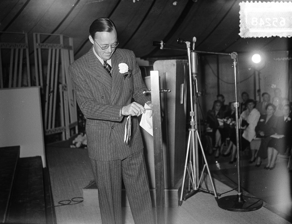 Prins Bernhard opent Cincinati N.V. Vlaardingen, Bestanddeelnr 906-5248