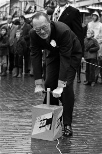 Prins Bernhard bezoekt gemeente Waddinxveen Prins Bernhard blaast krotten op bi, Bestanddeelnr 927-6069