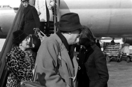 Prins Aschwin en Prinses Simone in Nederland, hier op Schiphol, Bestanddeelnr 914-8575