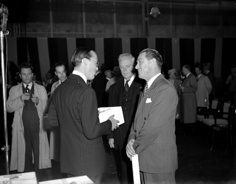 Prins Bernhard doopt DC-6, Bestanddeelnr 902-8314