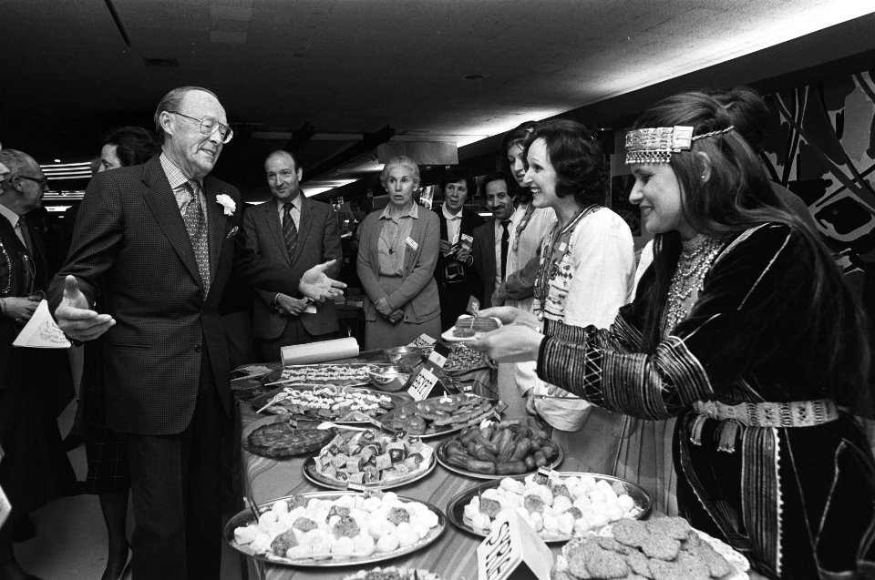 Prins Bernhard opent in Den Haag de int. Charity Bazaar georganiseerd door Int, Bestanddeelnr 932-0442