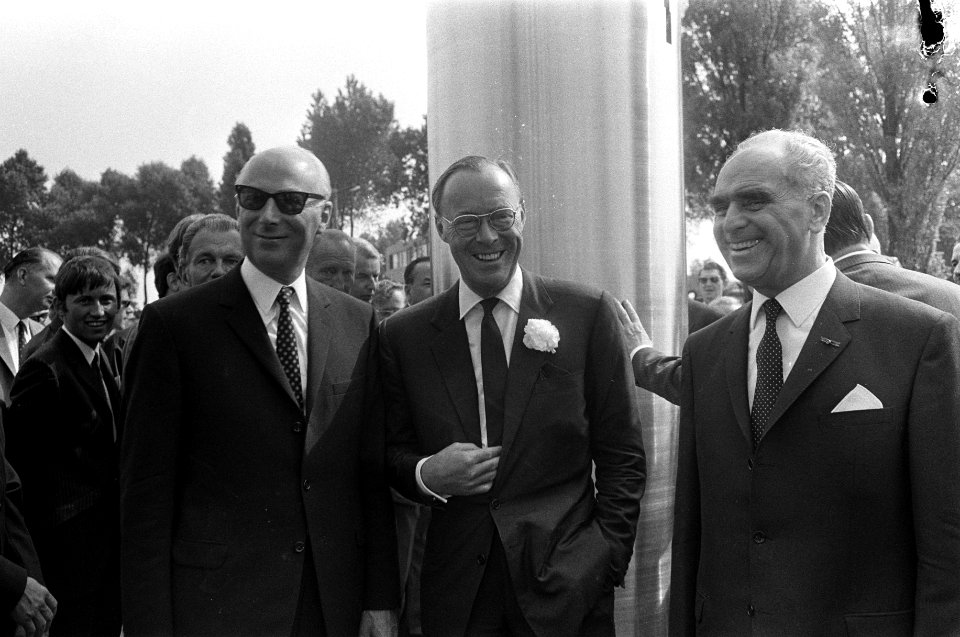 Prins Bernhard, minister Bakker en president-directeur During poseren voor het b, Bestanddeelnr 922-6480