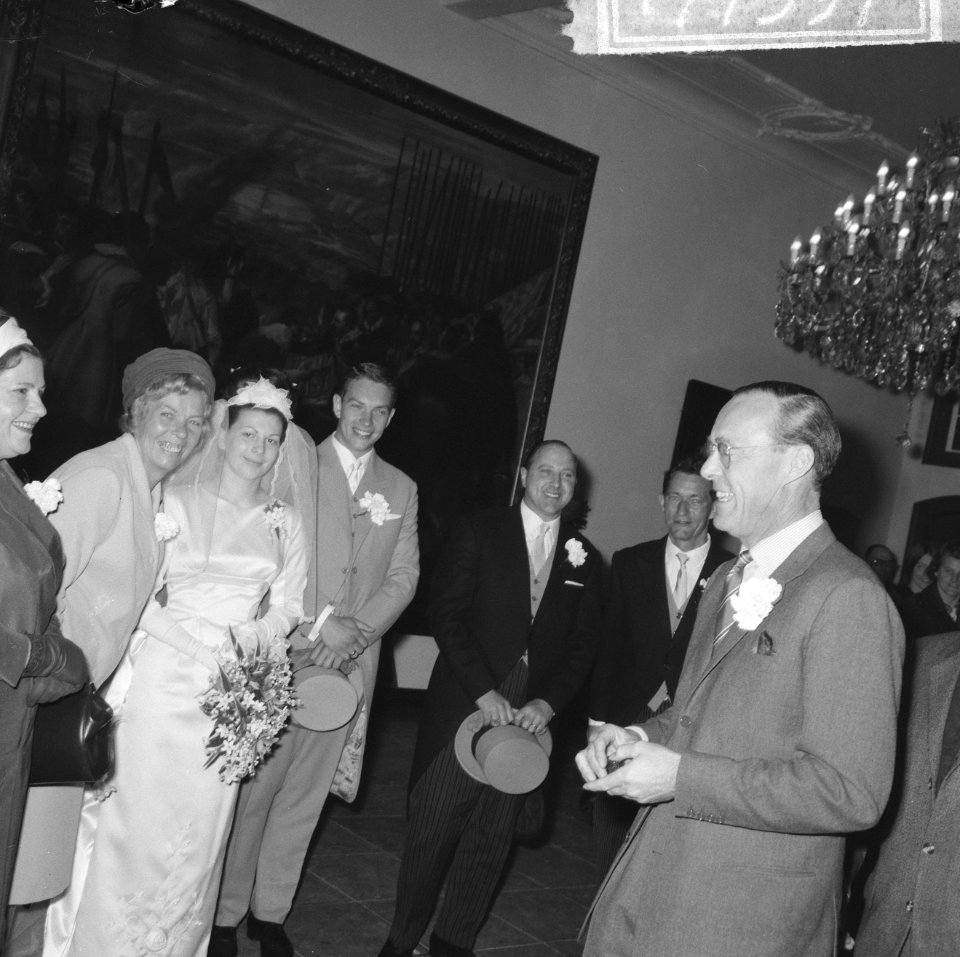 Prins Bernhard bracht bezoek aan Breda, hier op het stadhuis, de Prins felicitee, Bestanddeelnr 917-7397