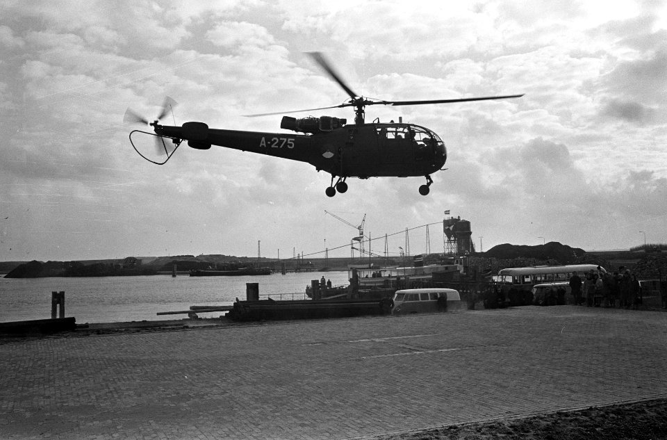 Prins Bernhard bracht werkbezoek aan Friesland, vanuit helicopter bekijkt de pri, Bestanddeelnr 918-9846