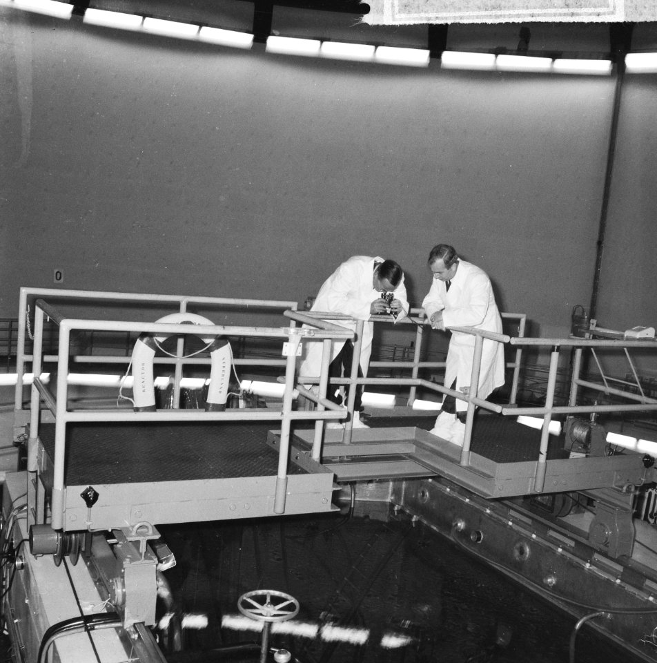 Prins Bernhard bezocht reactorcentrum Petten, de Prins op de brug, Bestanddeelnr 917-2070