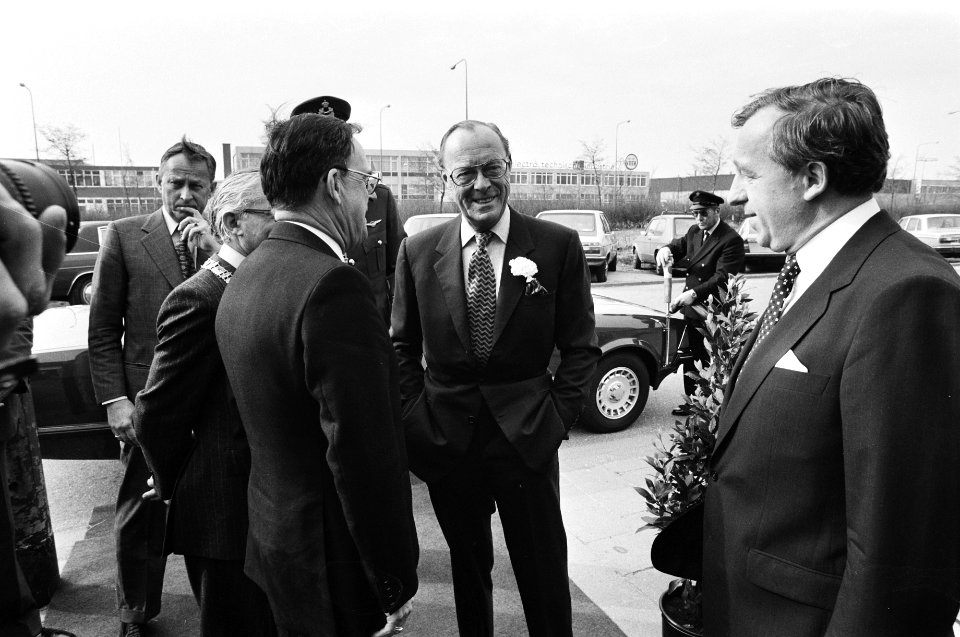 Prins Bernhard arriveert, Bestanddeelnr 930-2130