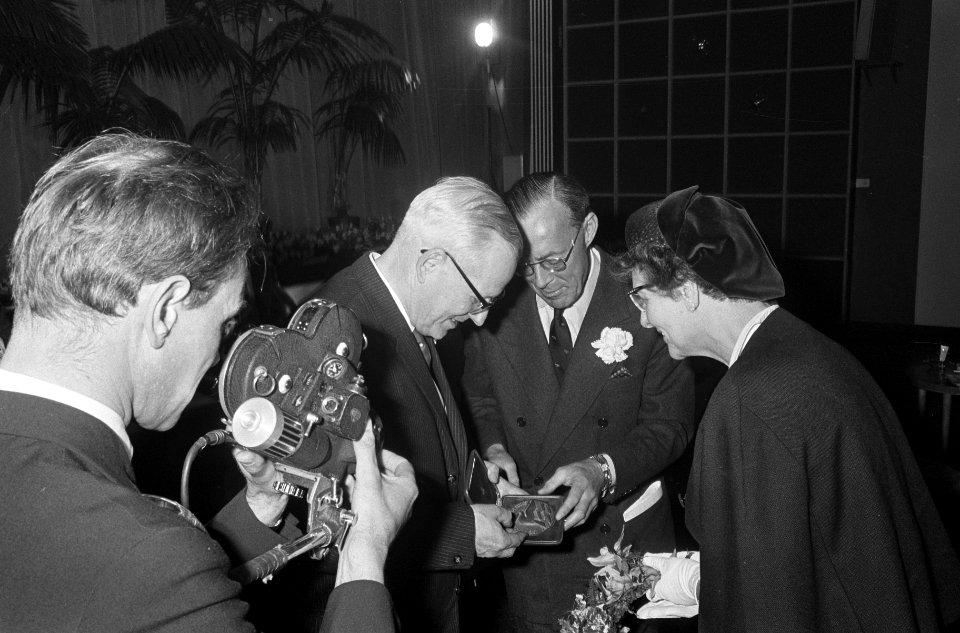 Prins Bernhard bij NOVIB, prins Bernhard en prof. De Vries, Bestanddeelnr 918-9721