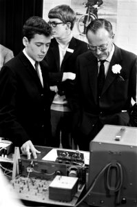 Prins Bernhard opent Jeugdlaboratorium Evoluon van Philips in Eindhoven. Links i, Bestanddeelnr 923-0271