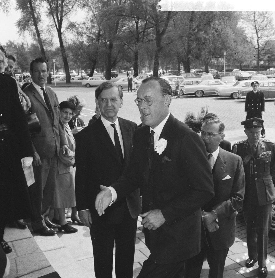Prins Bernhard bij lunch Amsterdamse Kamer van Koophandel , de Prins bij aankoms, Bestanddeelnr 917-7840