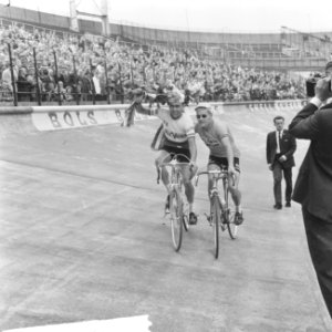 Prins Bernhard bij finish ronde van Nederland, etappewinnaar Jo de Roo (links) e, Bestanddeelnr 917-7786
