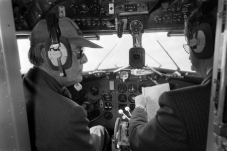 Prins Bernhard aan de stuurknuppel van een Dakota uit 1943, Bestanddeelnr 933-6707