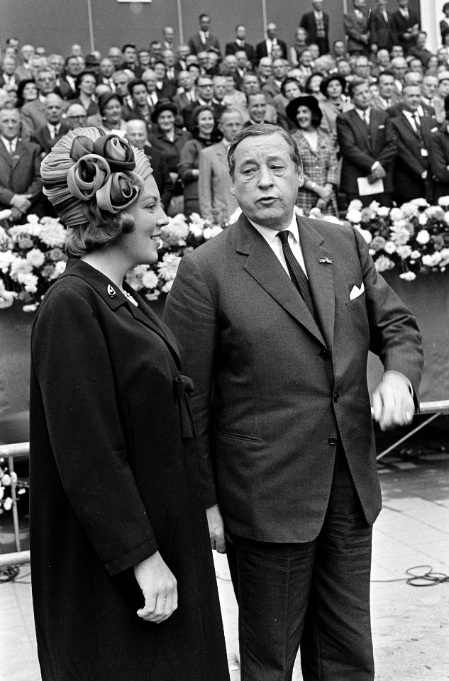 Prins Bernhard en Prinses Beatrix brachten bezoek aan Irenehal in Utrecht (landb, Bestanddeelnr 916-9233