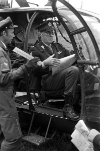 Prins Bernhard bezoekt Big Ferro, Prins Bernhard in helikopter, Bestanddeelnr 926-6932