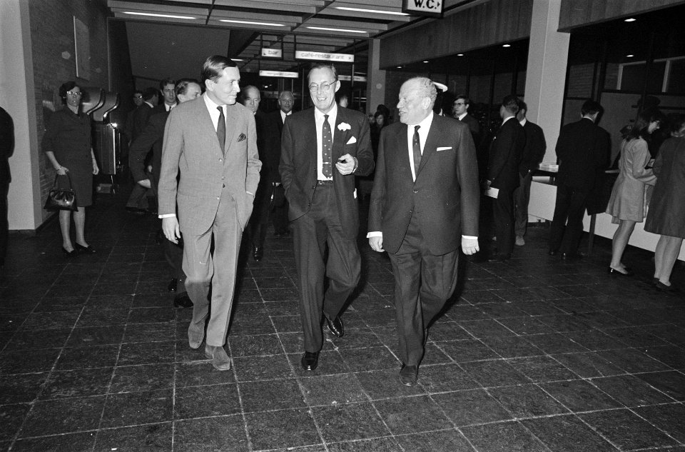 Prins Bernhard en prins Claus bij zesdaagse in RAI, rechts Kurt Vuth, Bestanddeelnr 919-8892