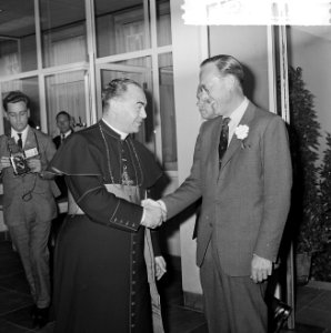 Prins Bernhard bezoek gebracht aan het Bankiershuis Lentjes en Drossaerts in Den, Bestanddeelnr 916-5015