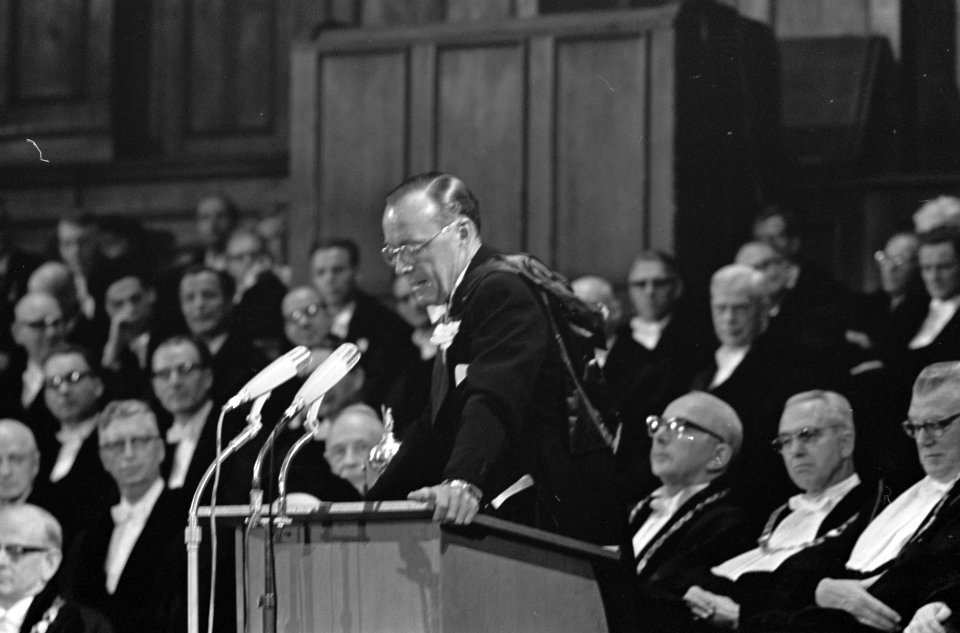 Prins Bernhard achter het spreekgestoelte, Bestanddeelnr 918-3387