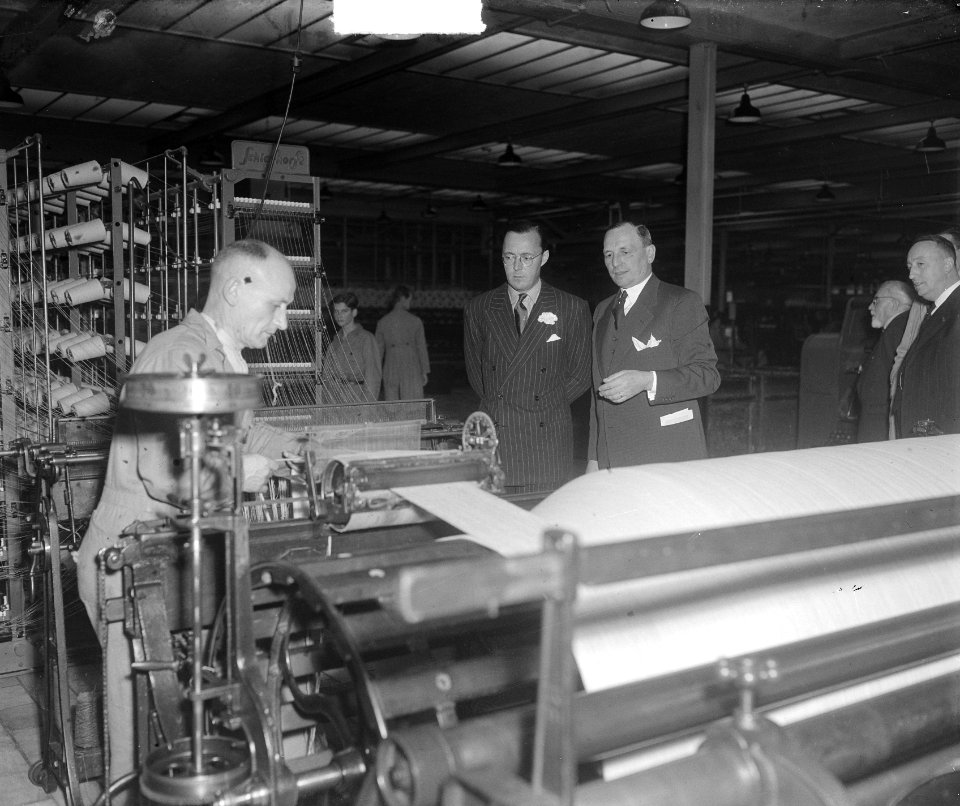 Prins Bernhard bezoekt in Tilburg de wollenstoffenfabriek Enneking, Bestanddeelnr 904-2937