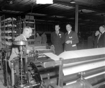 Prins Bernhard bezoekt in Tilburg de wollenstoffenfabriek Enneking, Bestanddeelnr 904-2937