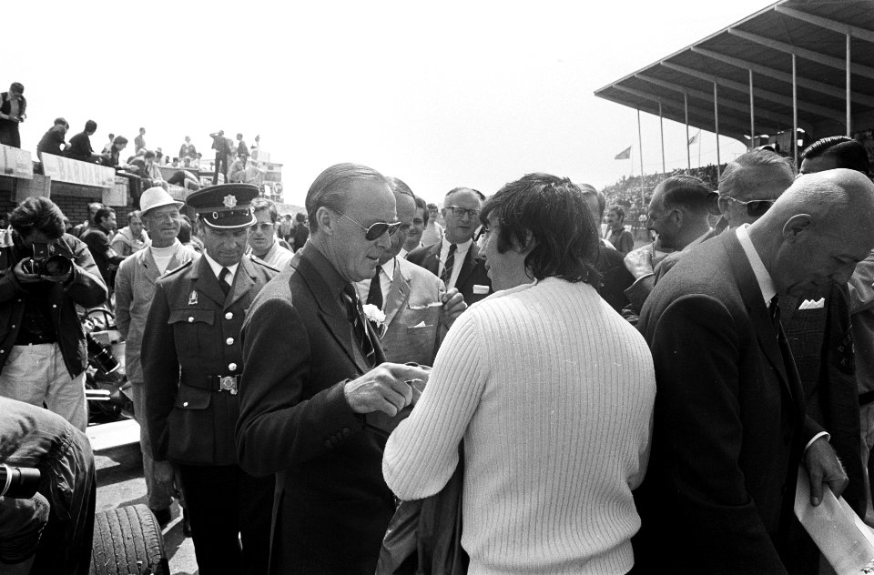 Prins Bernhard in gesprek met een coureur, Bestanddeelnr 922-5540