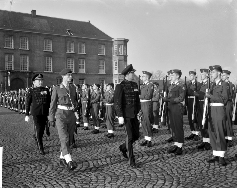 Prins Bernhard bij installatie Koninklijke Militaire Academie te Breda Inspecti, Bestanddeelnr 913-2212