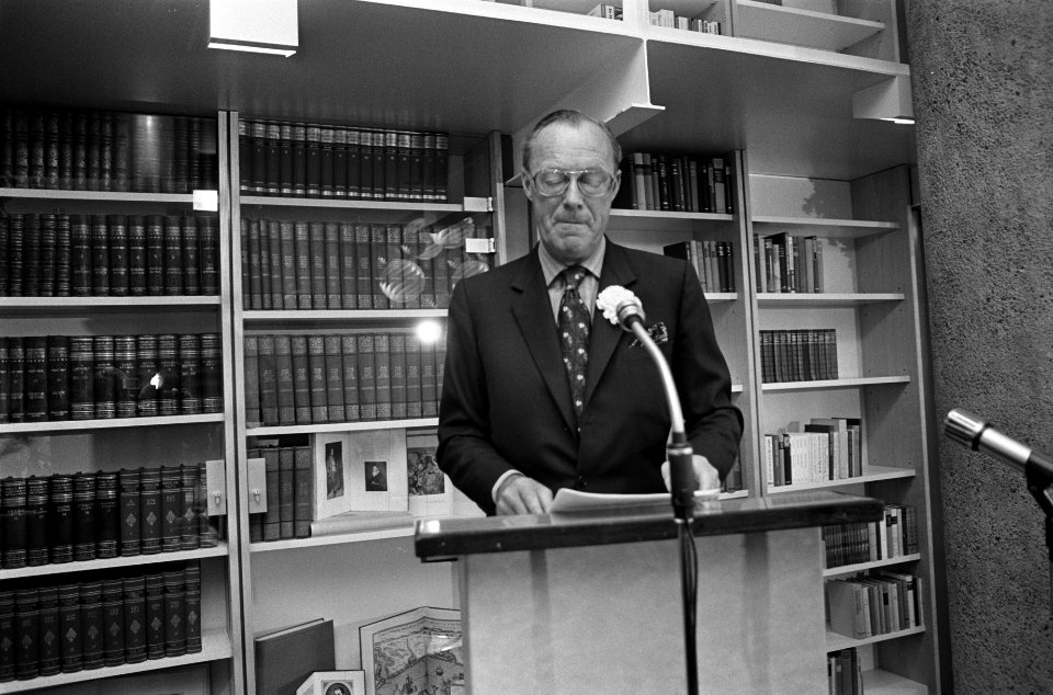 Prins Bernhard opent hoofdgebouw Elsevier, Bernhard sprekend en overhandigt cheq, Bestanddeelnr 926-3845