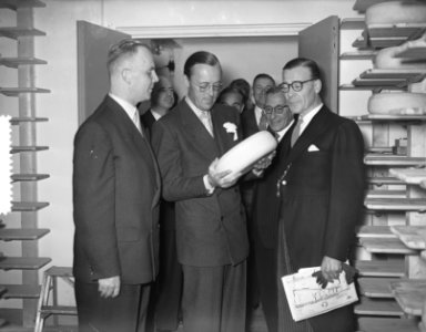Prins Bernhard bezoekt industriegebied Etten Leur , Coop. Zuivelfabriek De Hoop, Bestanddeelnr 907-3664